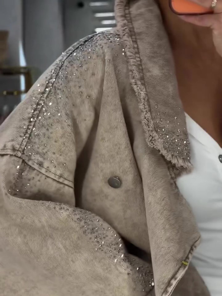 Chaqueta Vaquera Corta con Pedrería para Mujer | Cazadora Deshilachada Color Caqui - Imagen 2