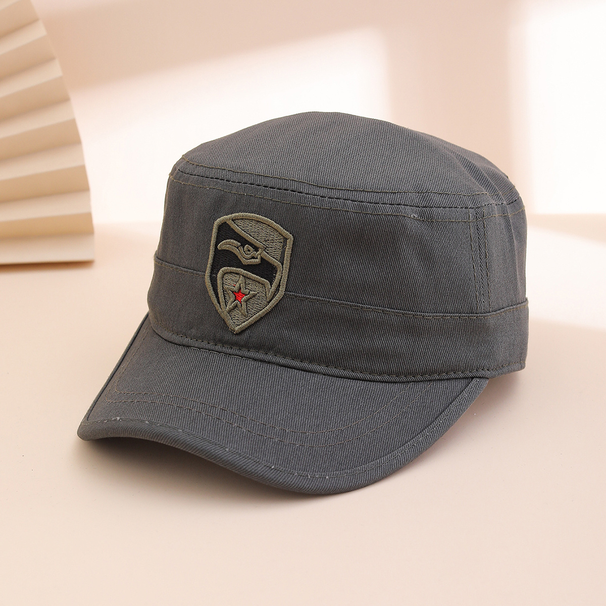 Sombrero Plano con Bordado de Cuchillo Curvo y Estrella Roja | Estilo Militar
