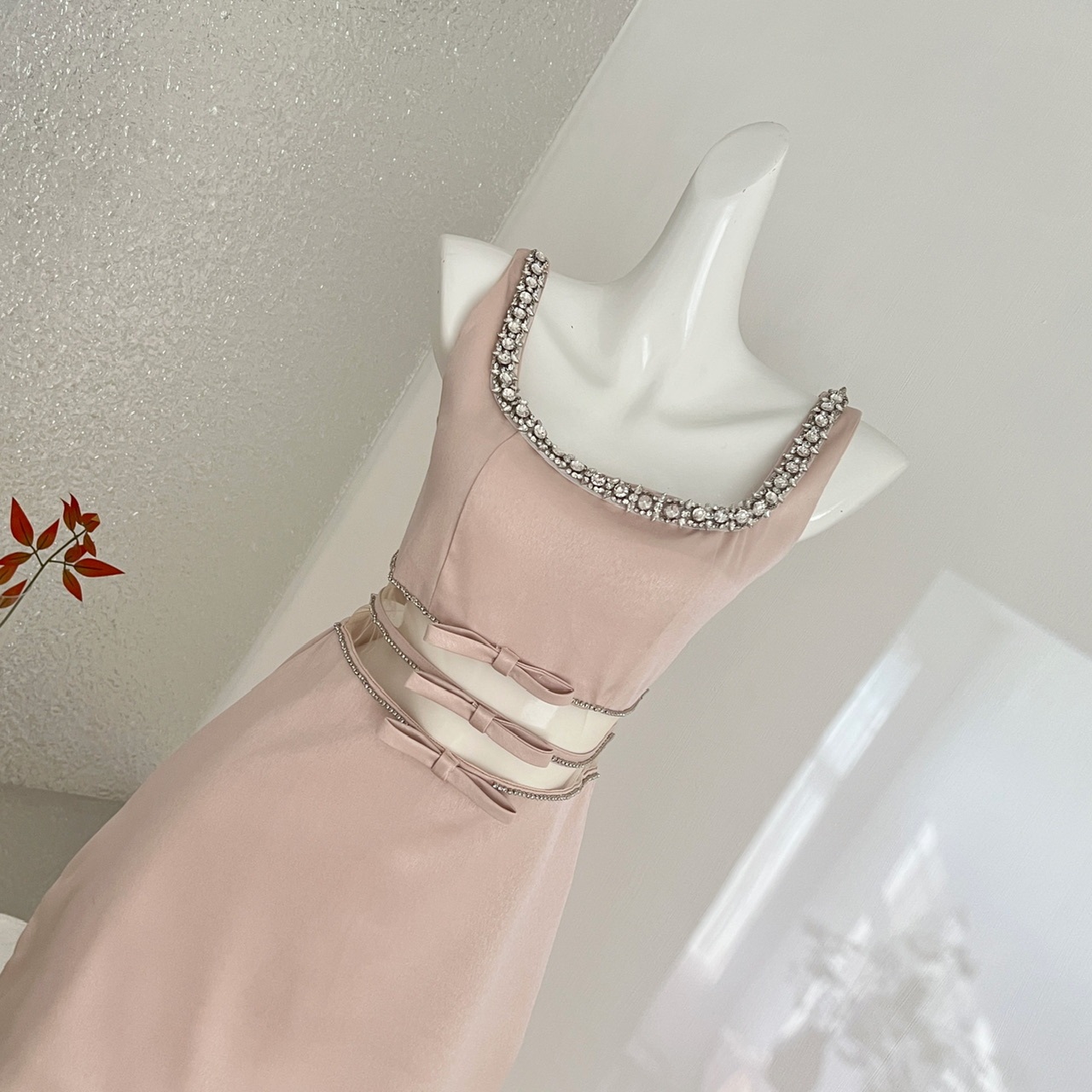 Vestido de Cóctel sin Mangas con Pedrería y Lazo | Rosa Empolvado para Bodas y Eventos - Imagen 4